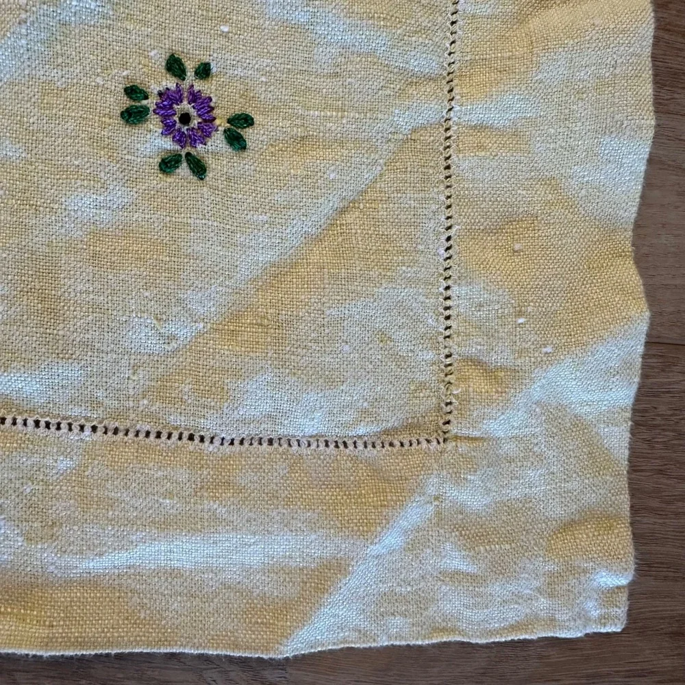 Vtg 50s Cross Stitch Tablecloth & 4 Napkins Set Yellow Floral Linen Cottagecore